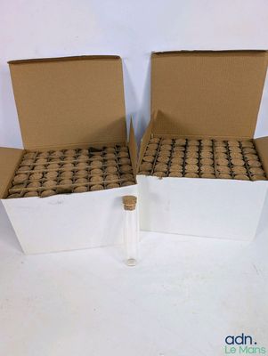 deux cartons ouverts, dont l'un est vide et l'autre est vide