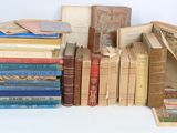 plusieurs livres empilés sur une table