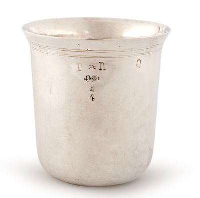 une coupe en argent ancien sur fond blanc, avec un fond blanc