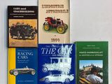 quatre livres posés sur une table blanche, avec une voiture au milieu