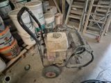 une petite machine qui se trouve dans un garage