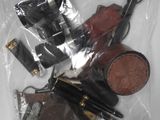 une photo d'un sac contenant des objets en forme de pistolet