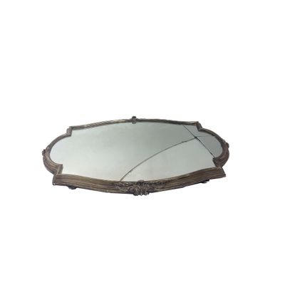 une image représentant un miroir posé sur une surface blanche