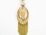 gros plan d'un collier en or sur fond blanc