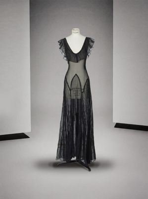 photographie en noir et blanc d'une robe sur un mannequin