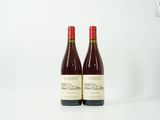 deux bouteilles de vin posées sur une table blanche