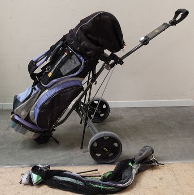 lot de materiel de golf: caddy, clubs, balle, filet? et une …