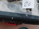 un grand nombre d'outils sur la table