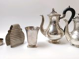 beaucoup d'objets en argent qui se trouvent sur la table