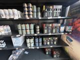 de nombreux types de peinture différents dans les rayons du magasin