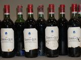 six bouteilles de vin sont alignées sur une table