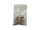 un sachet de fruits à coque et des fruits à coque sur fond blanc