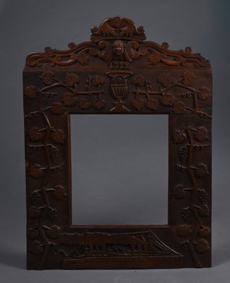 un vieux cadre en bois orné d'un motif sculpté