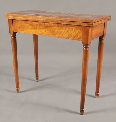 l'image d'une petite table en bois munie d'un tiroir