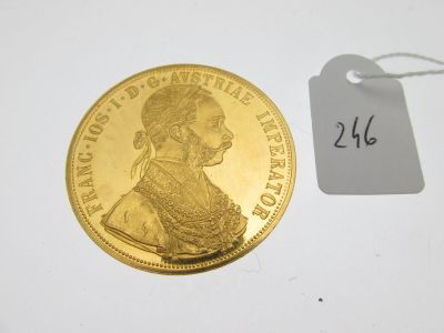gros plan d'une pièce d'or portant une étiquette de prix