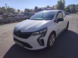 la voiture blanche est garée sur le côté de la route