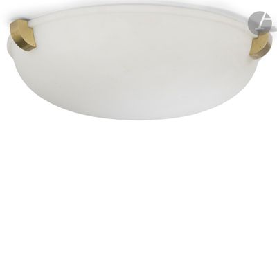 gros plan d'un luminaire sur fond blanc