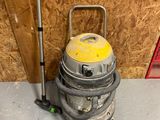une image d'un aspirateur dans un garage