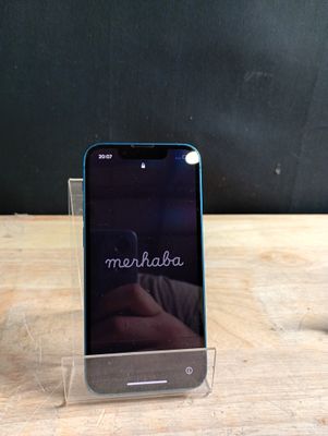 Quelqu'un prend une photo d'un téléphone portable posé sur une table en bois.