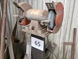 une machine posée à côté d'un tas de ferraille