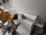 une machine qui coupe une pièce de bois sur une table