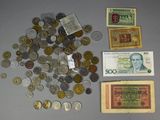 beaucoup de pièces et d'argent posés sur une table