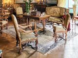 une pièce contenant beaucoup de meubles
