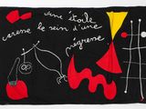une couverture noire ornée d'un motif rouge et jaune
