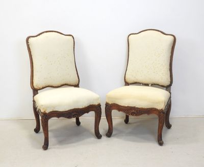 paire de chaises anciennes avec des assises rembourrées
