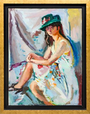 une peinture à l'huile représentant une femme coiffée d'un chapeau vert, assise sur une chaise