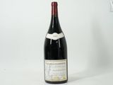 une bouteille de vin posée sur une table