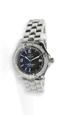 une image d'un gros plan d'une montre-bracelet sur une surface blanche