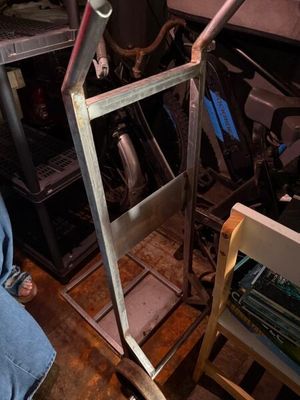 un homme travaillant sur une structure métallique dans un atelier