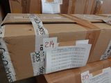une pile de cartons posés par terre