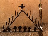 une photo d'une clôture métallique sur laquelle sont fixées des croix