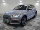 L'Audi QX est garée dans le showroom du concessionnaire.