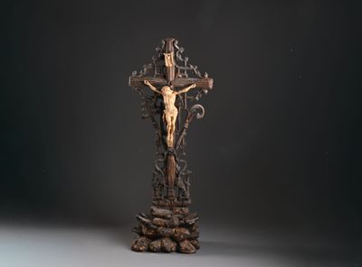 statue de Jésus sur la croix sur fond noir
