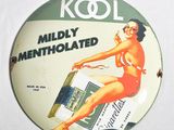 un bouton sur lequel figure l'image d'une femme assise sur un paquet de cigarettes