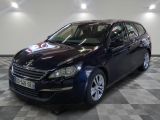 la photo d'une voiture noire garée dans un garage
