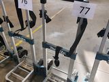Plusieurs chariots à bagages portant des numéros sont alignés dans un entrepôt