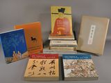 plusieurs livres sont empilés sur une table