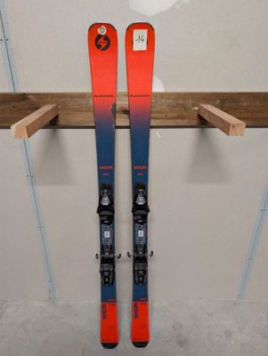 une paire de skis accrochée à un support dans une pièce