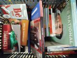 plusieurs livres posés ensemble sur une étagère