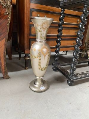 un vase posé sur une table à côté d'une chaise