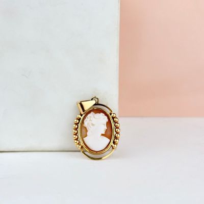 une broche plaquée or avec un camée, un camée, un camée, un camée, un camée, un camée, un camée, un camée, un camée, un camée, un camée, un camée