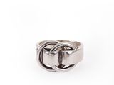 une image représentant une bague en argent avec un nœud au milieu