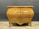 une commode ancienne de style Louis II