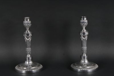 Paire de flambeaux en argent, d'époque Louis XVI. Sur une ba… - Photo 1