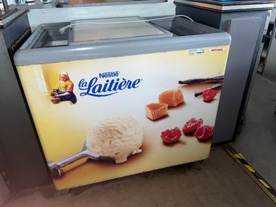 une grande machine à glaces posée par terre