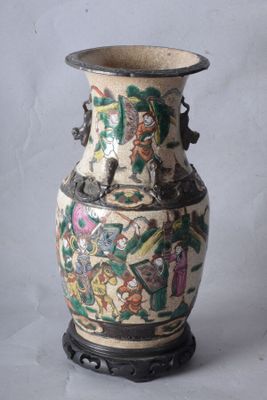 un vase avec un tableau posé sur une table